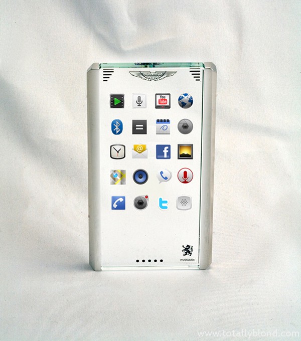 MobiadoAstonMartin01