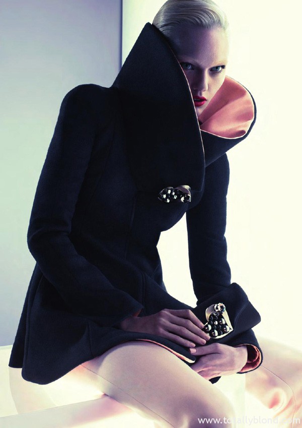 Sasha-Pivovarova-for-Giorgio-Armani-FW-2011_12-DesignSceneNet-03