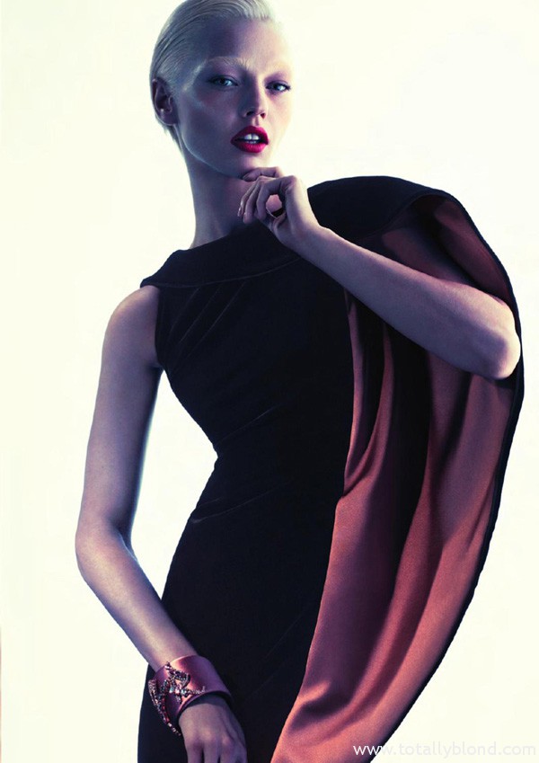 Sasha-Pivovarova-for-Giorgio-Armani-FW-2011_12-DesignSceneNet-04