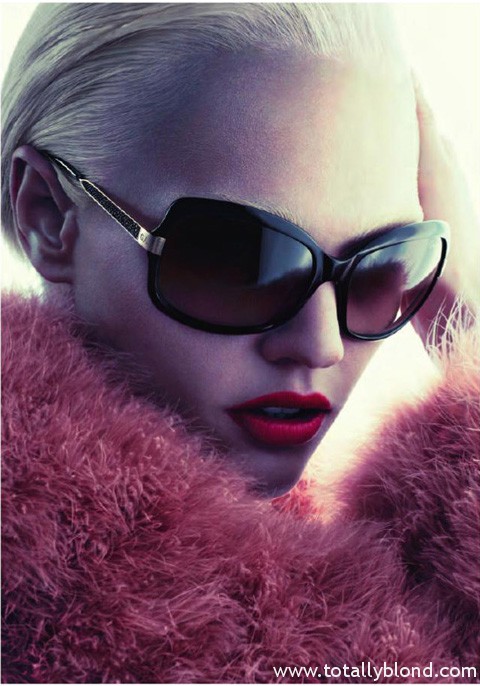 Sasha-Pivovarova-for-Giorgio-Armani-FW-2011_12-DesignSceneNet-05