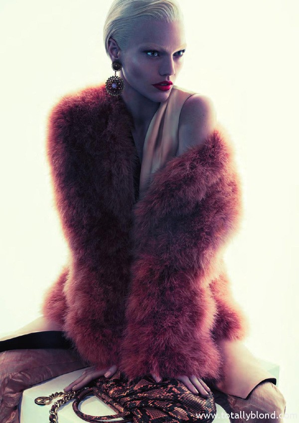 Sasha-Pivovarova-for-Giorgio-Armani-FW-2011_12-DesignSceneNet-06
