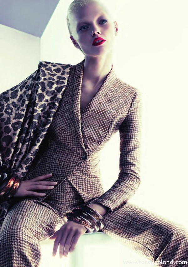 Sasha-Pivovarova-for-Giorgio-Armani-FW-2011_12-DesignSceneNet-07