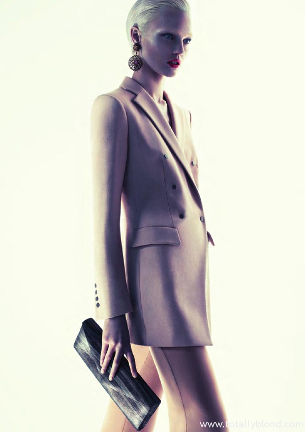 Sasha-Pivovarova-for-Giorgio-Armani-FW-2011_12-DesignSceneNet-10