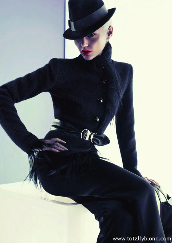 Sasha-Pivovarova-for-Giorgio-Armani-FW-2011_12-DesignSceneNet-12