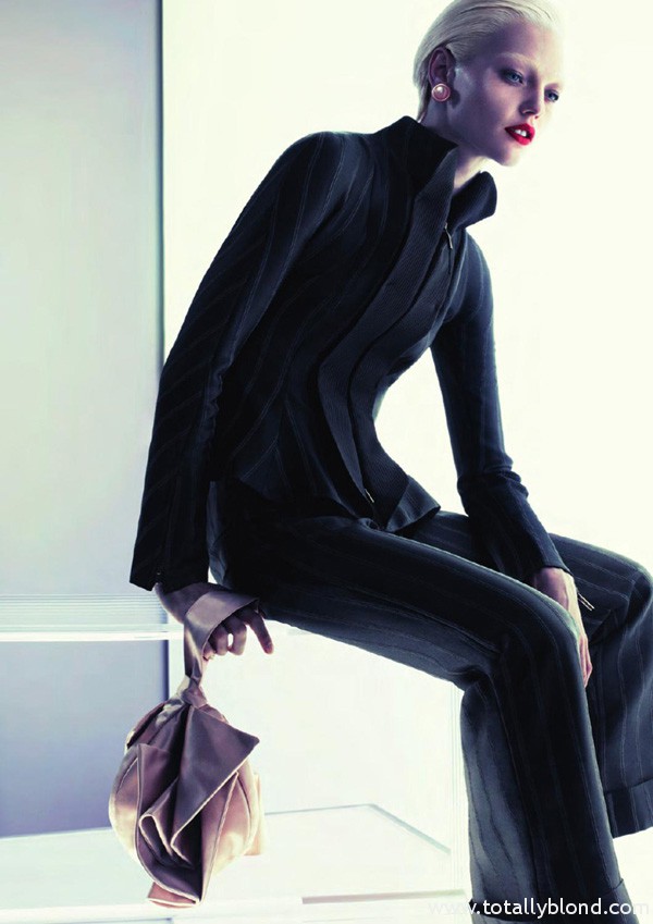 Sasha-Pivovarova-for-Giorgio-Armani-FW-2011_12-DesignSceneNet-15