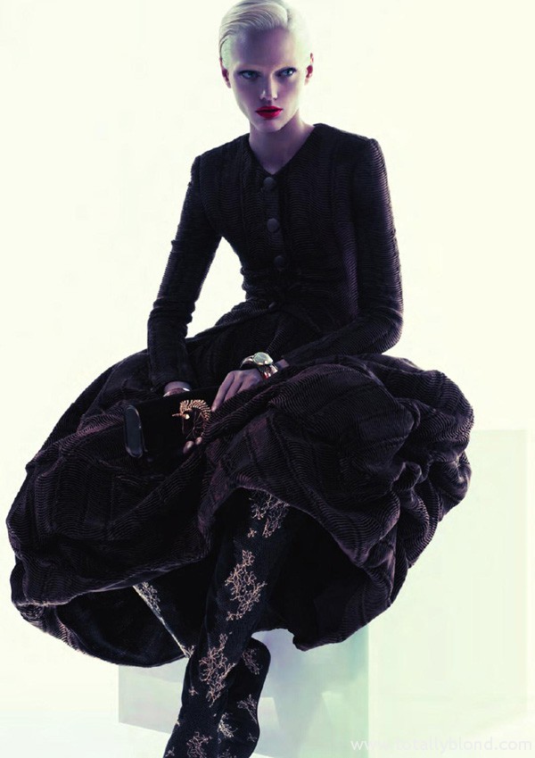 Sasha-Pivovarova-for-Giorgio-Armani-FW-2011_12-DesignSceneNet-16
