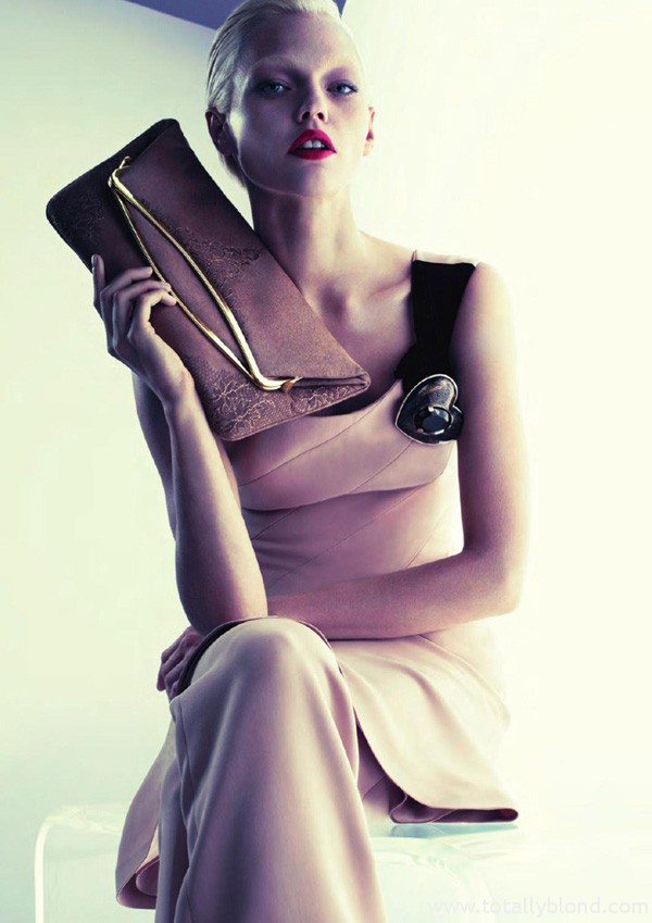 Sasha-Pivovarova-for-Giorgio-Armani-FW-2011_12-DesignSceneNet-17