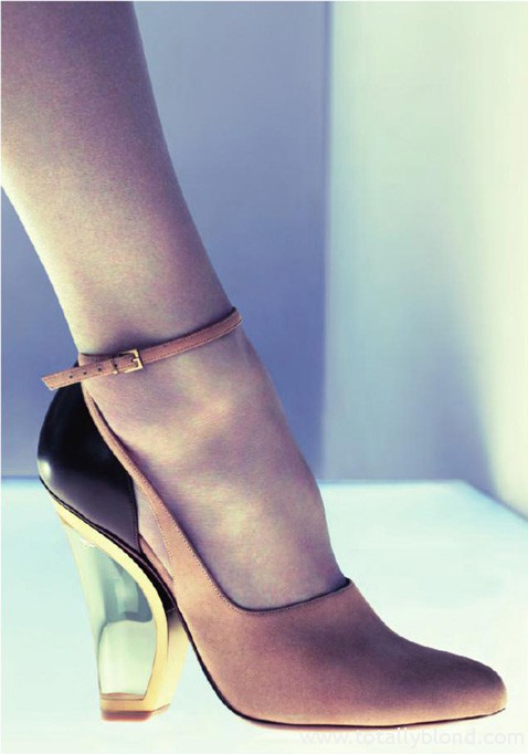 Sasha-Pivovarova-for-Giorgio-Armani-FW-2011_12-DesignSceneNet-18