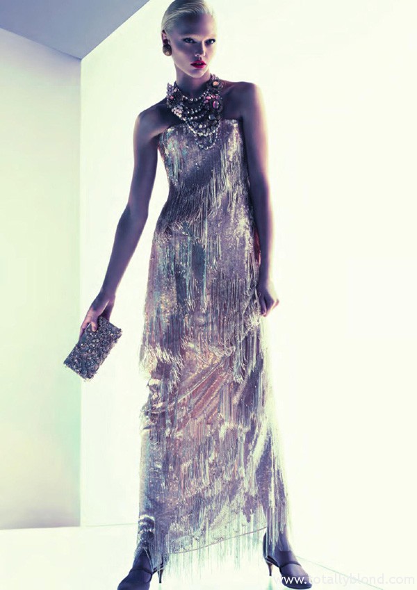 Sasha-Pivovarova-for-Giorgio-Armani-FW-2011_12-DesignSceneNet-20