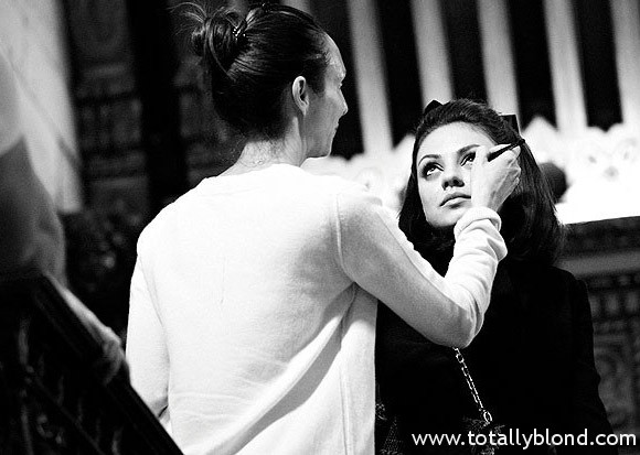 mila_kunis_miss_dior_handbags_fw12_BTS_010