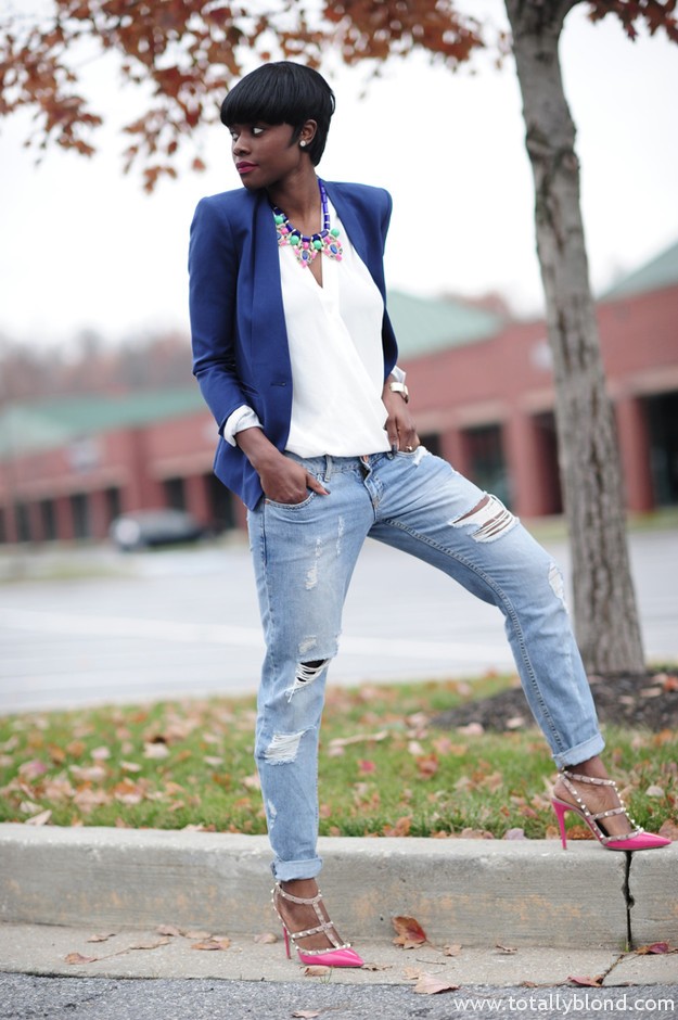 ripped-jeans-white-shirt-blue-jeans-and-pink-sandals~look-main-single