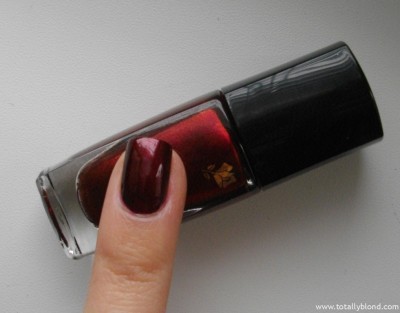 Lancome Vernis in Love_575 Flirty Red.